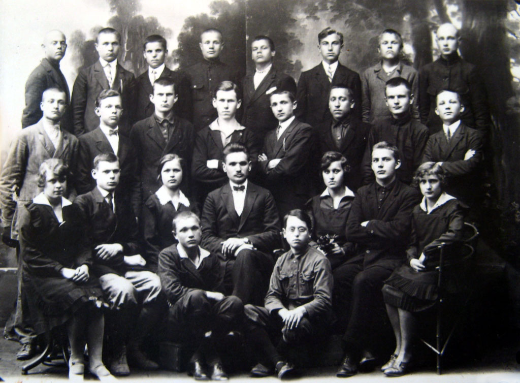 Мікалай Марцінчык сярод навучэнцаў Беларускай гімназіі (у цэнтры, другі рад)
