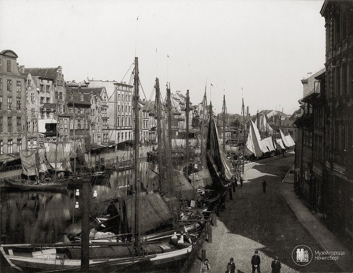Лодкі ўздоўж набярэжнай Кнайпхофа, паміж Крамным і Кавальскім мостом. Фотп каля 1890