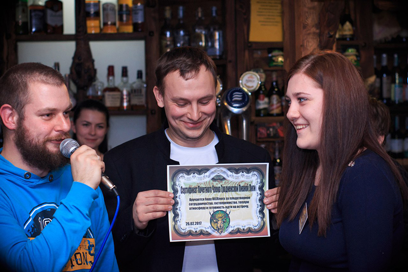 Бар Beerлога атрымлівае сэртыфікат сябра Гродзенскай піўной лігі