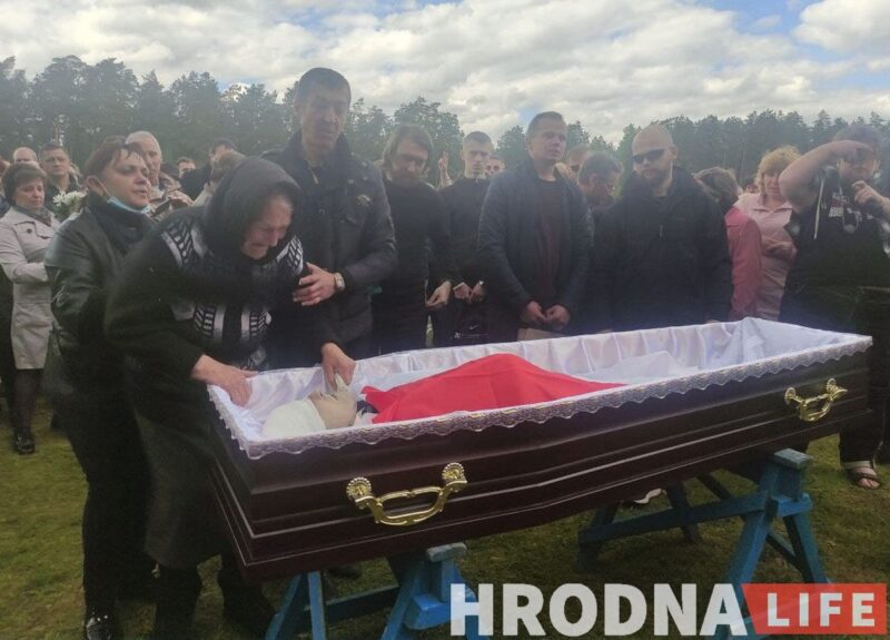Елена Мироновна Ашурок на похоронах сына