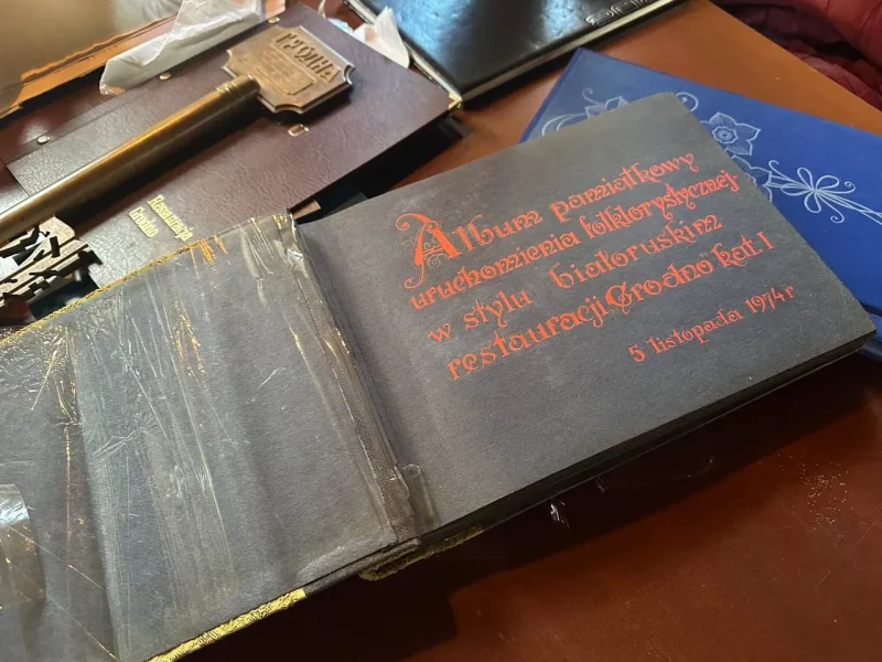 A key and an album with a donation inscription, presented to the Grodno restaurant by colleagues from Belarus during the opening on November 5, 1974. Photo from the archive of the Grodno restaurant / Hrodna. life / MOST