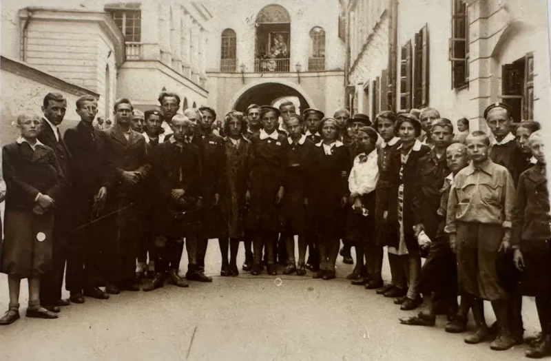 1938 год. Гродзенскія школьнікі на экскурсіі ў Вільні. З архіва Каміліі