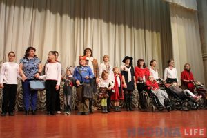 “Усе людзі – з асаблівасцямі ў развіцці”. Дзеці з хоспіса і іх мамы прадэманстравалі калекцыю адзення “Святаяннік” “Усе людзі – з асаблівасцямі ў развіцці”. Дзеці з хоспіса і іх мамы прадэманстравалі калекцыю адзення “Святаяннік”