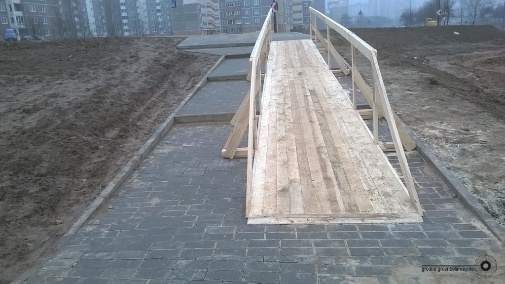 Гродзенская веласіпедыстка дамаглася ў праектнай арганізацыі ўзвядзення пандуса на месцы прыступак