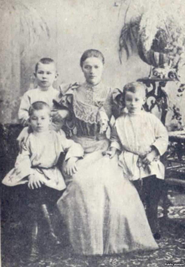 Максім Багдановіч (сядзіць злева) з цёткай і братамі, 1897