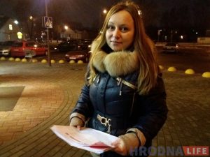 Дзяўчына выйшла на вулiцы Гродна збiраць подпісы супраць дэкрэта "аб дармаедах" Дзяўчына выйшла на вулiцы Гродна збiраць подпісы супраць дэкрэта "аб дармаедах"