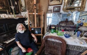 "За месяц толькі 10 наведвальнікаў". Януш Парулiс распрадае экспанаты музея, каб аплаціць арэнду "За месяц толькі 10 наведвальнікаў". Януш Парулiс распрадае экспанаты музея, каб аплаціць арэнду