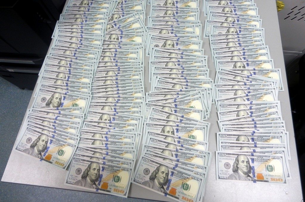 Кіроўца фуры не задэклараваў вялікую суму грошай і заплаціў польскім мытнікам штраф Кіроўца фуры не задэклараваў вялікую суму грошай і заплаціў польскім мытнікам штраф