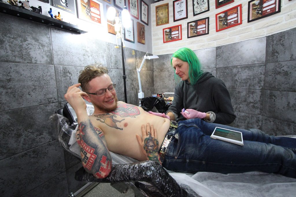 Робіць тату з 13 год. Першая ў Гродне дзяўчына-майстар татуявання Юля Кульба пра сваю працу і любоў да жывёл