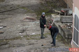 Піўзавод у Гродне перадалі дзяржаве, але яго далей ніхто не ахоўвае: ён застаецца ўлюбёным месцам падлеткаў Фота ілюстрацыйнае. Падлеткі разбіваюць рэч знойдзеную на тэрыторыі закінутага завода