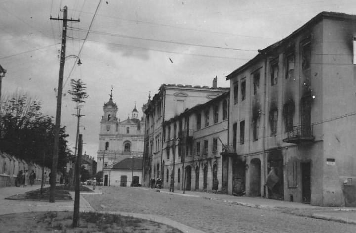 Вуліца Замкавая ў 1941 г. Справа за трохпавярховым будынкам паварот на Кляшторную.