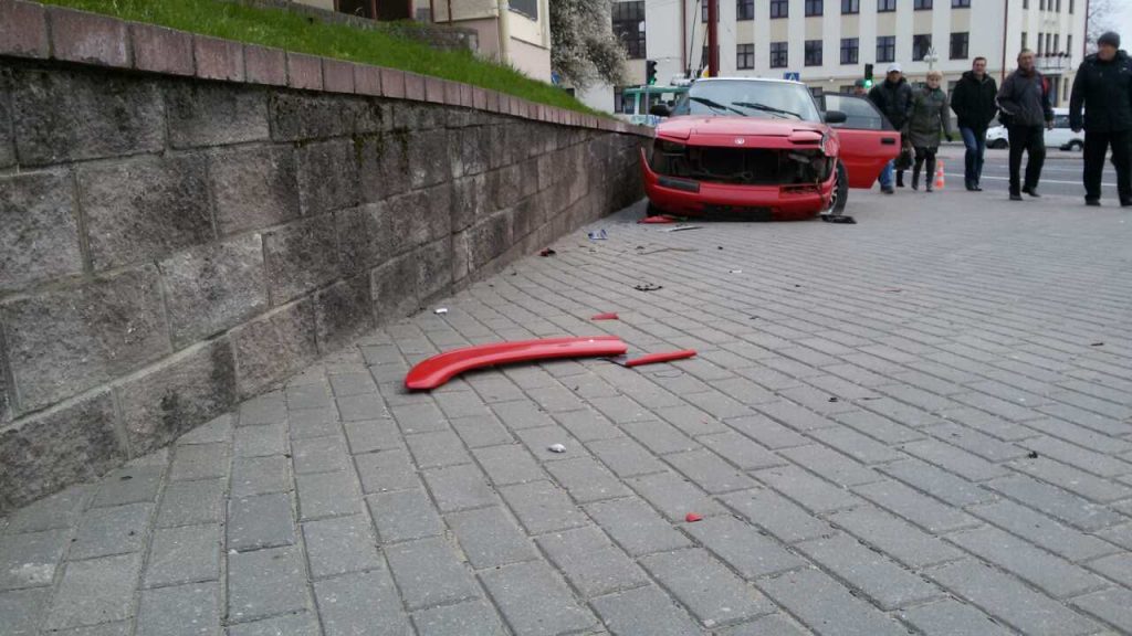 П'яны кіроўца, уцякаючы ад ДАІ, выскачыў на тратуар і збіў жанчыну