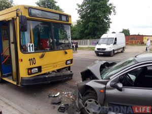 Аварыя каля хлебазавода: Peugeot літаральна ўляцеў у тралейбус