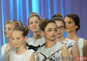 Навучыліся ўсміхацца і не спатыкацца. Выпускніцы подыум-школы прадэманстравалі калекцыі гродзенскіх дызайнераў і ўласнае майстэрства Навучыліся ўсміхацца і не спатыкацца. Выпускніцы подыум-школы прадэманстравалі калекцыі гродзенскіх дызайнераў і ўласнае майстэрства