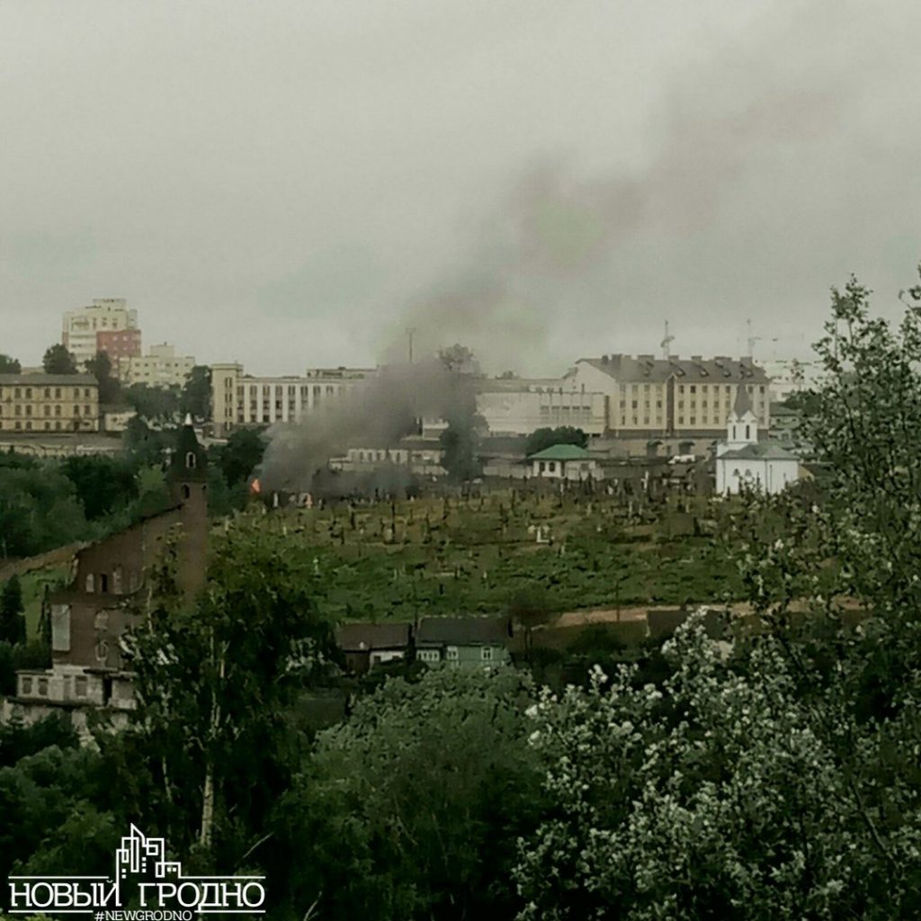На Падольнай ля старых могілак гарэў закінуты дом