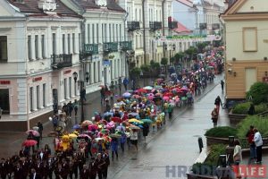 У Дзень абароны дзяцей у Гродне прайшоў дзіцячы парад, а таксама забег нявест і слінгамам