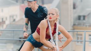 "Дэнсхол танцуюць не толькі дзяўчаты". Оля Лета танцуе на даху гандлёвага дома "Нёман" "Дэнсхол танцуюць не толькі дзяўчаты". Оля Лета танцуе на даху гандлёвага дома "Нёман"