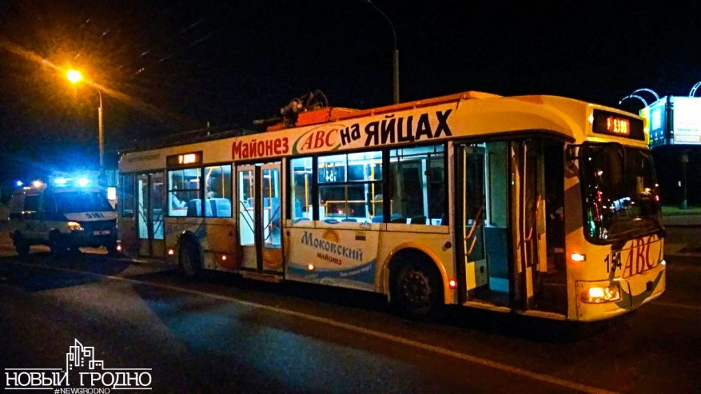 Ноччу невядомыя стралялі ў цэнтры Гродна і пашкодзілі тралейбус Ноччу невядомыя стралялі ў цэнтры Гродна і пашкодзілі тралейбус