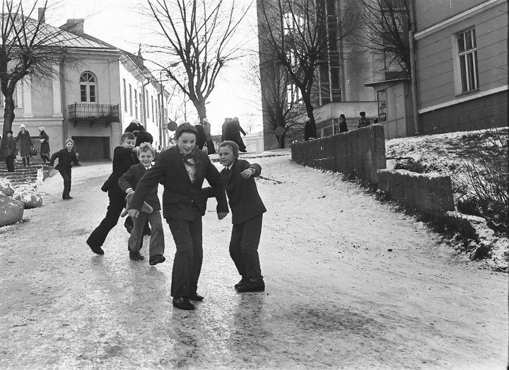 Унікальнае фота Наталлі Дораш. Хлопчыкі з’язджаюць па Гараднічанскай да ракі. За імі пралёт Гараднічанскай паміж “старым” выканкамам і карчмой. 1970-я гг.