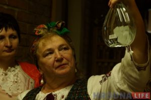 «Гонім, каб захаваць традыцыі». Самагонку і медавуху наліваюць гасцям у Каробчыцах «Гонім, каб захаваць традыцыі». Самагонку і медавуху наліваюць гасцям у Каробчыцах