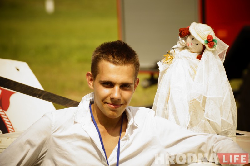 "Перамог на пустых колах". Чорная і белая "Волгі" сышліся ў фінальным двубоі гродзенскіх аўтабаёў "Перамог на пустых колах". Чорная і белая "Волгі" сышліся ў фінальным двубоі гродзенскіх аўтабаёў