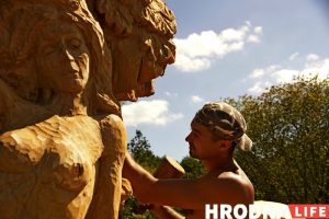 “Ніколі не ведаеш, што будзе ў канцы”. Разьбяры ў Каробчыцах ствараюць з дрэва новыя казкі “Ніколі не ведаеш, што будзе ў канцы”. Разьбяры ў Каробчыцах ствараюць з дрэва новыя казкі