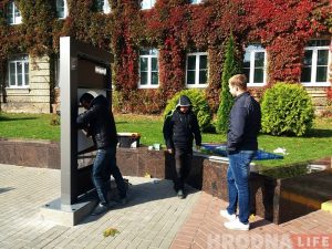 Вінаваты "Эпалет"? Турыстычны стэнд на Ажэшкі пашкодзілі і адразу адрамантавалі Вінаваты "Эпалет"? Турыстычны стэнд на Ажэшкі пашкодзілі і адразу адрамантавалі