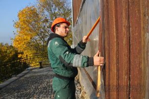 У Гродне пачаўся рамонт Каложскай царквы: рабочыя дэмантуюць старую драўляную сцяну У Гродне пачаўся рамонт Каложскай царквы: рабочыя дэмантуюць старую драўляную сцяну