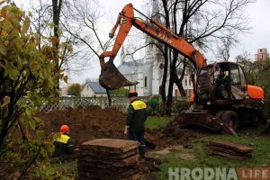 На месцы лютэранскіх могілак у Гродне пачалі капаць: вернікі занепакоеныя, рабочыя абяцаюць павагу На месцы лютэранскіх могілак у Гродне пачалі капаць: вернікі занепакоеныя, рабочыя абяцаюць павагу