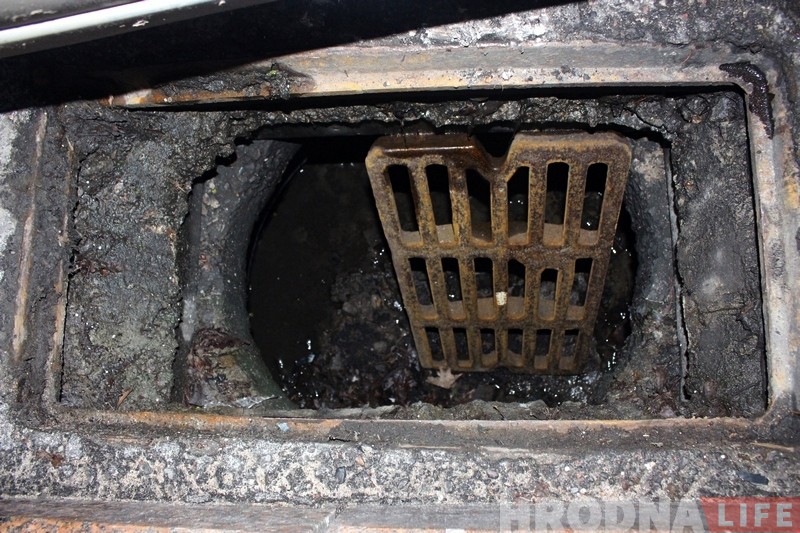 «Паркаваўcя і машына правалілася». На Горкага ліўневыя краты не вытрымалі легкавы аўтамабіль «Паркаваўcя і машына правалілася». На Горкага ліўневыя краты не вытрымалі легкавы аўтамабіль