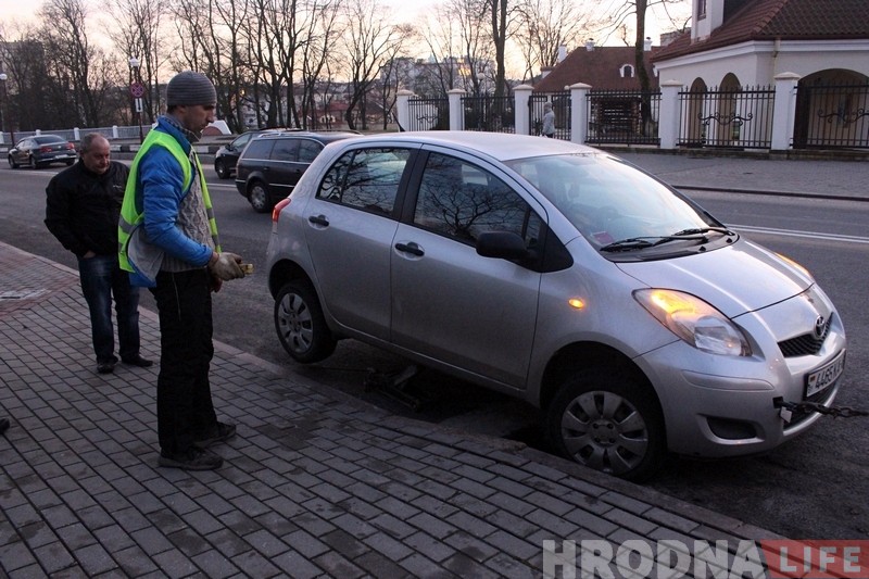 «Паркаваўcя і машына правалілася». На Горкага ліўневыя краты не вытрымалі легкавы аўтамабіль «Паркаваўcя і машына правалілася». На Горкага ліўневыя краты не вытрымалі легкавы аўтамабіль