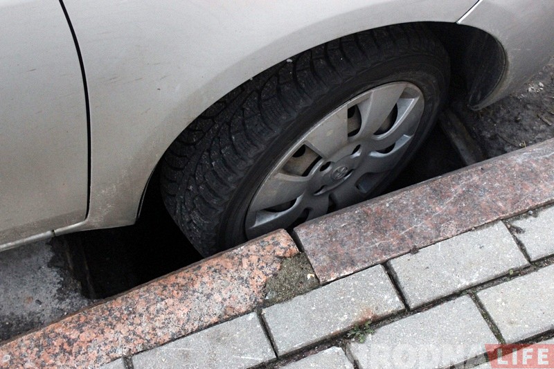 «Паркаваўcя і машына правалілася». На Горкага ліўневыя краты не вытрымалі легкавы аўтамабіль «Паркаваўcя і машына правалілася». На Горкага ліўневыя краты не вытрымалі легкавы аўтамабіль