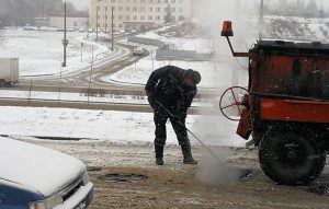 "Плацім дарожны падатак, а такое адбываецца!" Гродзенка абураная, што асфальт кладуць у снег "Плацім дарожны падатак, а такое адбываецца!" Гродзенка абураная, што асфальт кладуць у снег