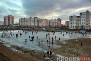 "Лепш за Лядовы". Сотні чалавек катаюцца на замерзлай лужыне на Дзевятоўцы "Лепш за Лядовы". Сотні чалавек катаюцца на замерзлай лужыне на Дзевятоўцы