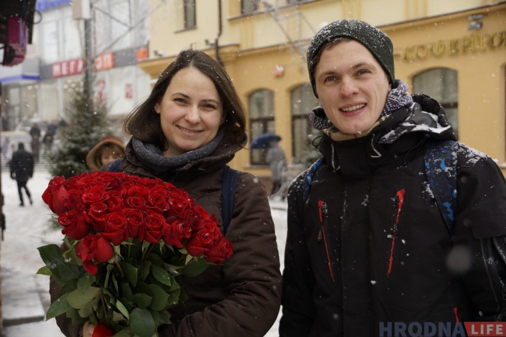 Ружы пасярод снегу: Руслан Кулевіч з Hrodna.life у цэнтры горада дарыў жанчынам кветкі Ружы пасярод снегу: Руслан Кулевіч з Hrodna.life у цэнтры горада дарыў жанчынам кветкі