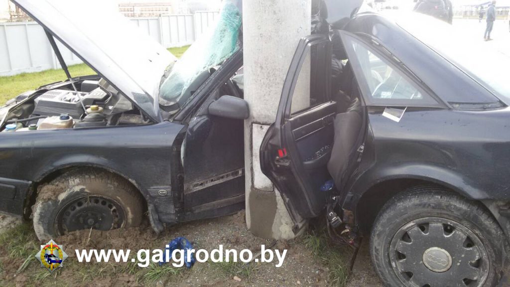 На праспекце Лебедзева аўтамабіль урэзаўся ў слуп. Кіроўца загінуў