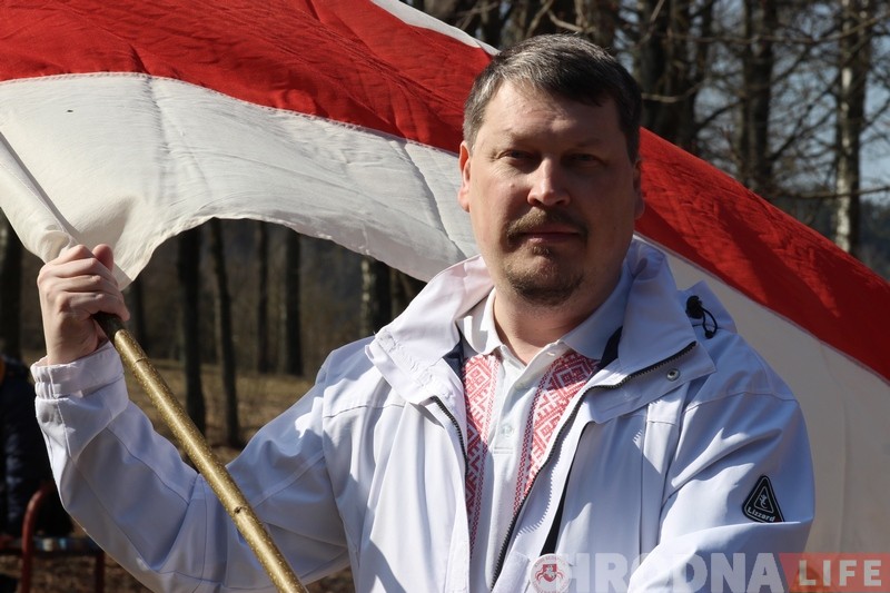 «История и семейная реликвия". Житель Гродно хранит флаг, который сняли с облисполкома в 1995 году
