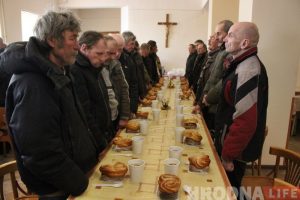 Для бедных і бяздомных у Гродне зладзілі Велікодны абед Для бедных і бяздомных у Гродне зладзілі Велікодны абед