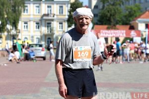"Медалі раздаю ўнукам". Удзельнік «Гарадзенскай вандроўкi» расказаў як бегае ў 80 гадоў