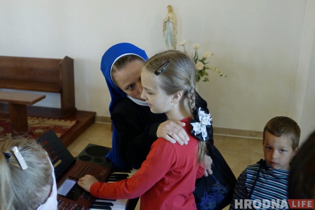 Адна на мільён. Дзесяцігадовая Насця перамагае выпускнікоў і грае ў касцёле, хоць ніколі не бачыла нот Адна на мільён. Дзесяцігадовая Насця перамагае выпускнікоў і грае ў касцёле, хоць ніколі не бачыла нот
