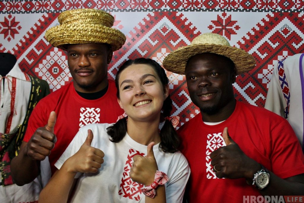 На Дзень вышыванкі ў забаўляльным цэнтры "Галактыка" прыйшлі футбалісты "Нёмана" На Дзень вышыванкі ў забаўляльным цэнтры "Галактыка" прыйшлі футбалісты "Нёмана"