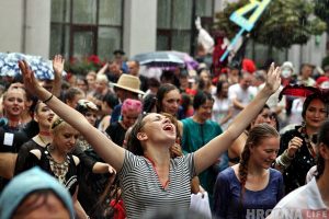 Шэсцем пад праліўным дажджом адкрылі ў Гродне Біг-міні-фестываль