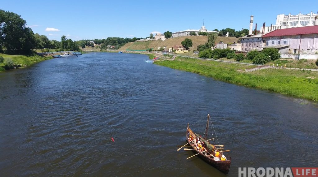 Сярэднявечная ладдзя прыплыла ў Гродна пад музыку дуды (+дрон-відэа)