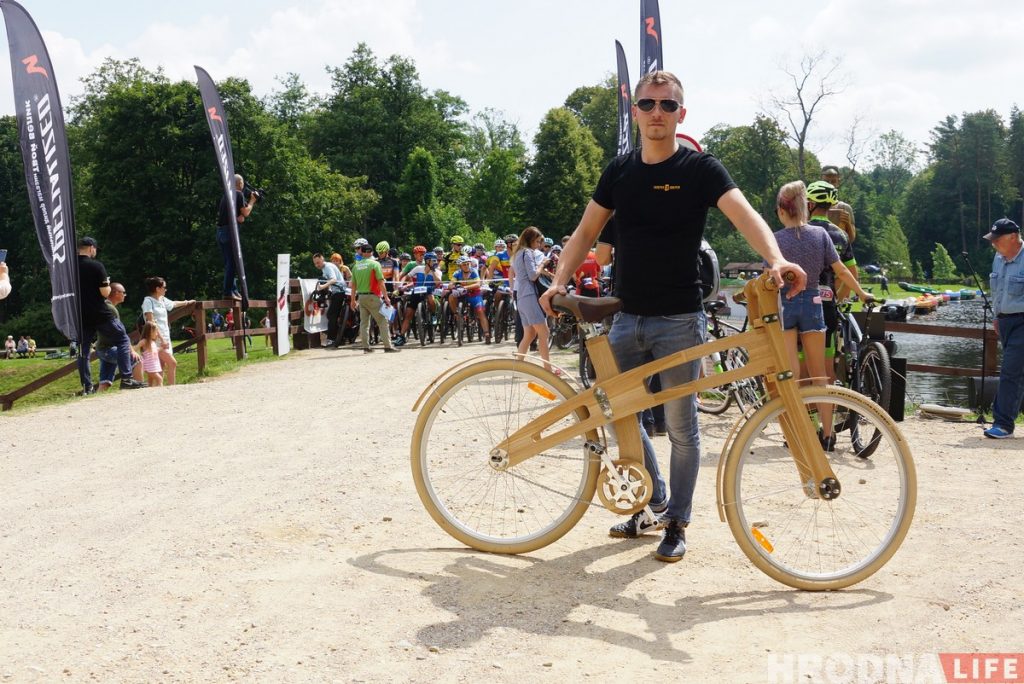 Драўляны ровар другі раз выйшаў на старт веламарафона “Суседзі” Драўляны ровар другі раз выйшаў на старт веламарафона “Суседзі”