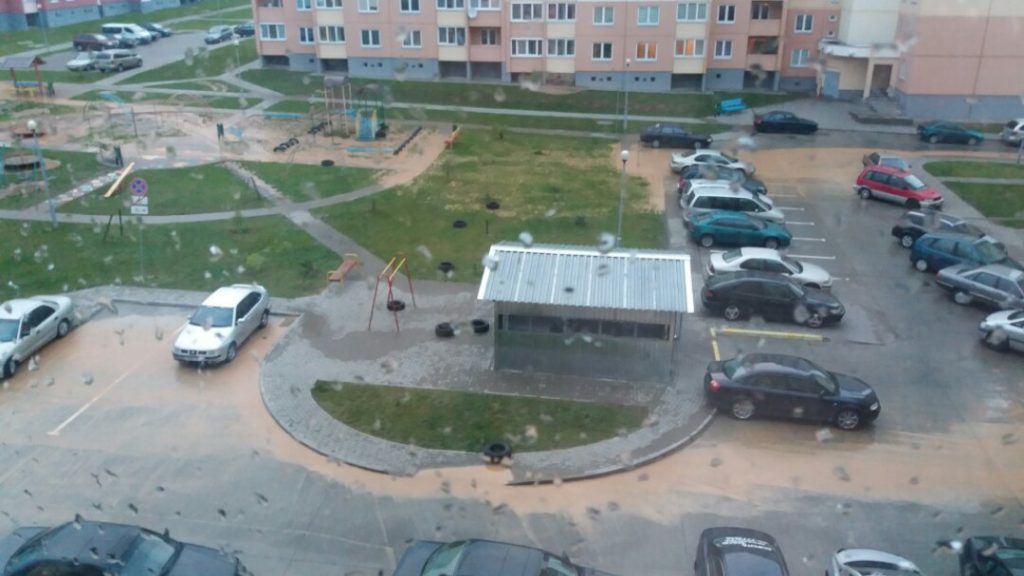 Страчаныя запчасткі і пясок, які "адплыў". Моцны дождж затапіў вуліцы Гродна