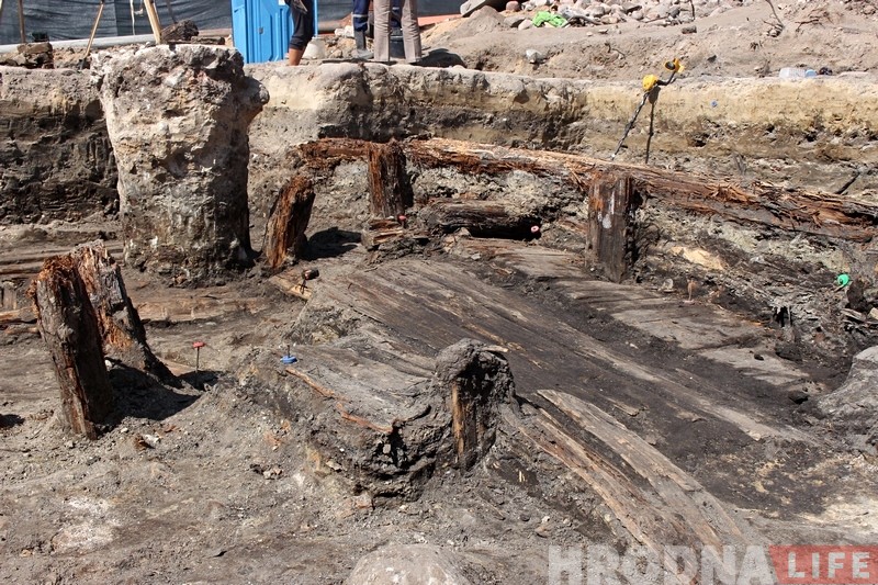 Падчас раскопак на Старым замку знайшлі рэшткі драўляных пабудоў XIV стагоддзя Падчас раскопак на Старым замку знайшлі рэшткі драўляных пабудоў XIV стагоддзя