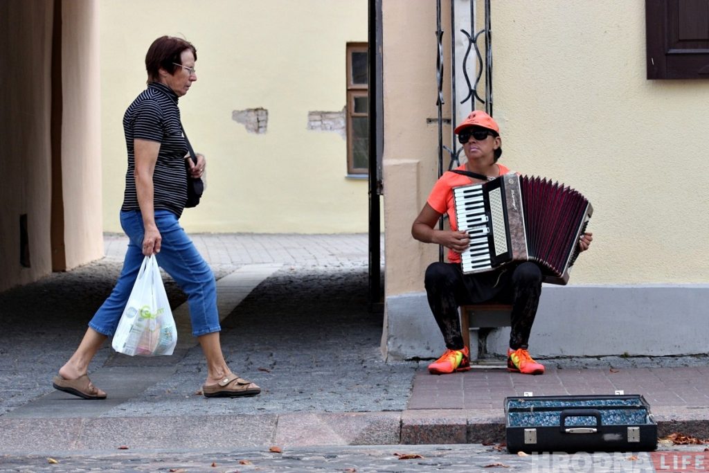 "У мяне ўсё ад душы". Баяністка Лена пра вулічную музыку, канкурэнцыю і "шапачнікаў"