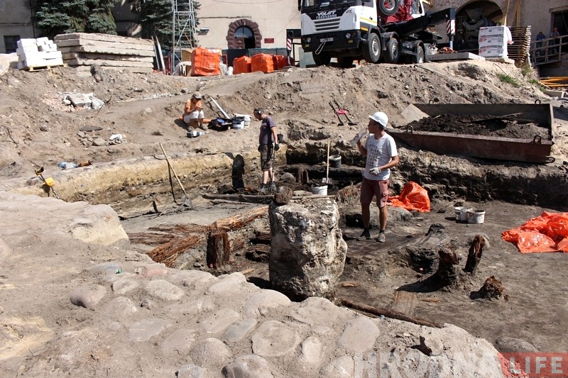 Падчас раскопак на Старым замку знайшлі рэшткі драўляных пабудоў XIV стагоддзя Падчас раскопак на Старым замку знайшлі рэшткі драўляных пабудоў XIV стагоддзя