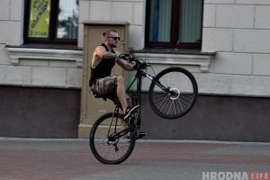 Глядзі, што робіць! Гродзенец катаецца на адным коле і ўжо праехаў усю Савецкую Глядзі, што робіць! Гродзенец катаецца на адным коле і ўжо праехаў усю Савецкую