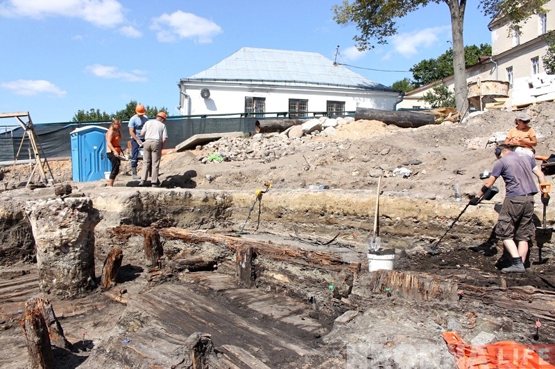 Падчас раскопак на Старым замку знайшлі рэшткі драўляных пабудоў XIV стагоддзя Падчас раскопак на Старым замку знайшлі рэшткі драўляных пабудоў XIV стагоддзя